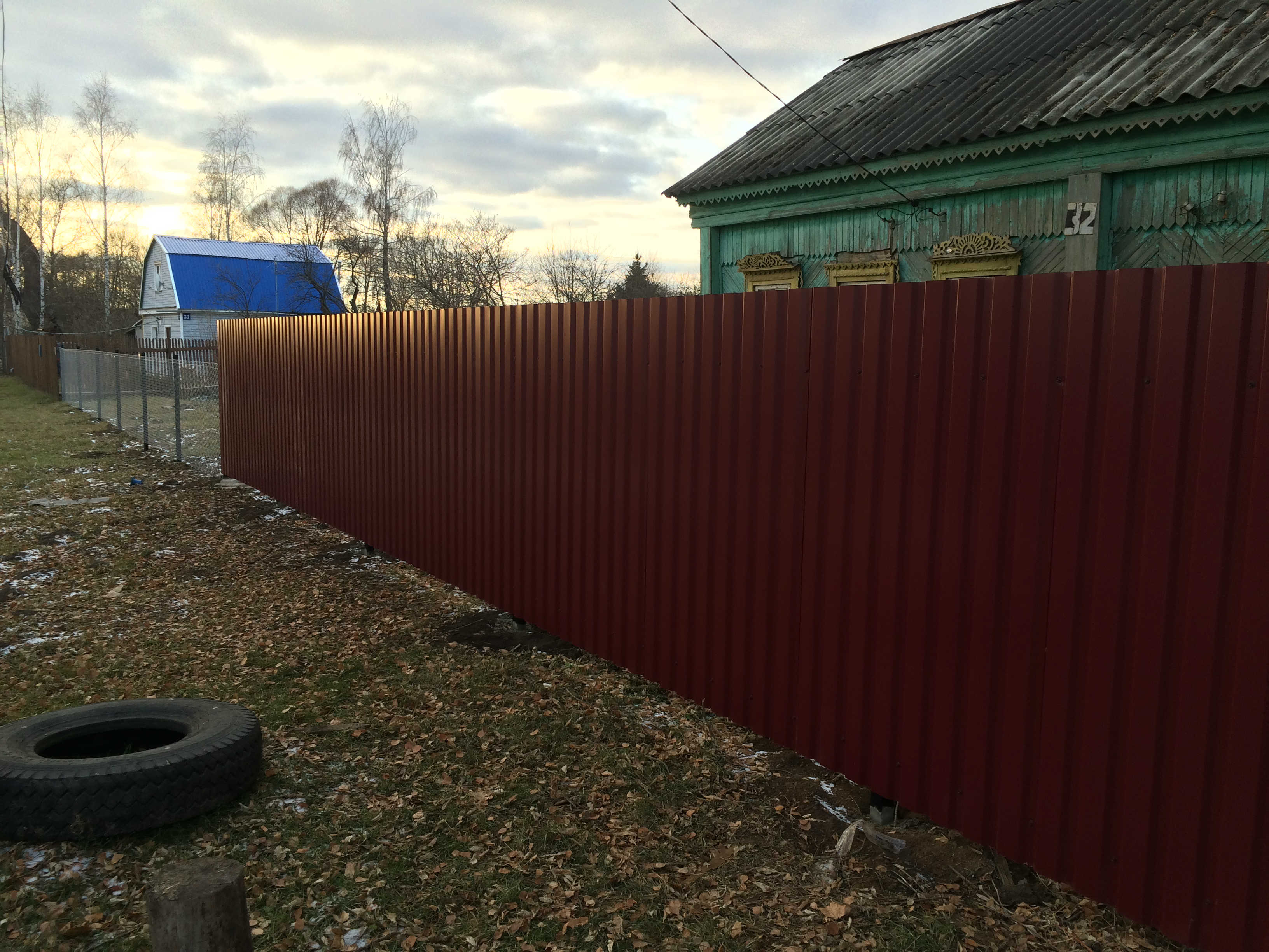 Забор из цветного профлиста с сеткой рабицей